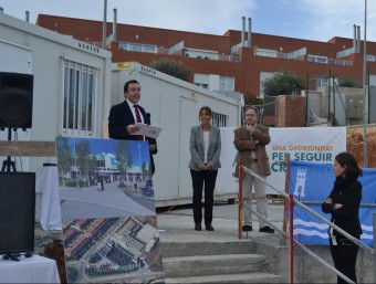 L'acte de col·locació de la primera pedra del mercat que s'està construint al Pla de Montgat. MERCAT DE MONTGAT