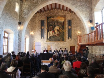 Els representants dels ajuntaments de les capitals de les quatre comarques del Penedès històric ahir al Castell de Sant Martí Sarroca. C.M. / TAEMPUS