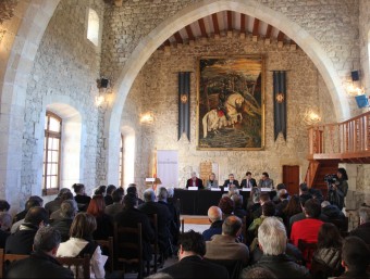 Els representants dels ajuntaments de les capitals de les quatre comarques del Penedès històric, dimecres al castell de Sant Martí Sarroca C.M. / TAEMPUS
