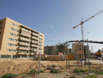 Imatge d'arxiu de les obres per a la construcció d'un edific d'habitatges de protecció oficial a Tarragona, el 2009 M.M