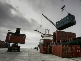 Descàrrega de contenidors al Callao, principal port de Perú per tràfic i capacitat.  ARXIU