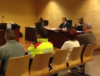 Els acusats 
			en el judici, a l'Audiència de Girona. D'esquerra a dreta: Sorroukh, Mora i Asensio G. P