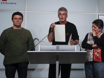 Els diputats de la CUP Josep Manel Busqueta, Sergi Saladie i Gabriela Serra, en una roda de premsa dimarts al Parlament EFE