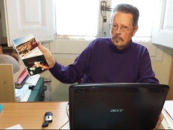 Joan Muray en el seu estudi al Masnou mostra un exemplar del seu llibre ‘Pedigrí i Estigma' NÚRIA SEGURA
