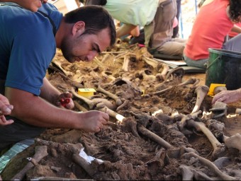 Un investigador treballant en una fossa comuna de la Guerra Civil en una zona de Girona, on ja s'han fet exhumacions ARXIU