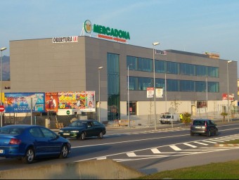 L'edifici del nou supermercat que Mercadona obrirà a Pineda de Mar a tocar de la carretera N-II T.M