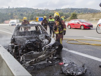 El cotxe , un BMW va quedar totalment calcinat en incendiar-se enmig de l'AP-7. JORDI RIBOT /ICONNA