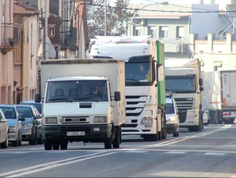 Camions de gran tonatge circulant divendres passat per la carretera N-340 que travessa de dalt a baix el municipi de l'Arboç (Baix Penedès). J.M.F./TAEMPUS