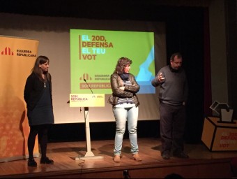 La candidata d'ERC al Congrés, Teresa Jordà, al centre, i la regidora Ester Soms, escoltant Joan Olòriz, ahir EL PUNT AVUI