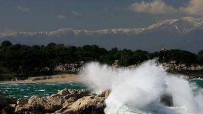 El mar de l'Escala, embravit per una tramuntanada, el març del 2007.  MANEL LLADÓ