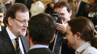 Rajoy i Pablo Iglesias conversant distesament al Congrés el dia de la Constitució EFE / BALLESTEROS
