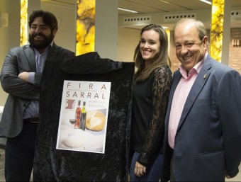 L'alcalde de Sarral, Josep Amill, a la dreta, durant l'acte de presentació del cartell anunciador de la Fira d'enguany EPN