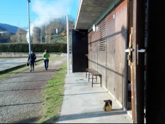 Dues agents de la policia científica i en primer terme la portat esbotzada del bar. TURA SOLER