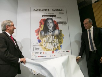 Luis Mari Elustondo i Andreu Subies destapant el cartell del partit femení, amb Alèxia Putellas ALBERT SALAMÉ