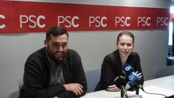 Marc Lamoà i Cristina López, durant la roda de premsa al PSC JOAN TRILLAS