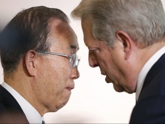 Ban Ki-moon escoltant les explicacions d'Al Gore, ahir a París STEPHANE MAHE // REUTERS
