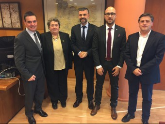 Els alcaldes de Tordera, Tossa, Lloret i un regidor de Lloret amb el conseller de Territori i Sostenibilitat, Santi Vila ahir a Barcelona DEPARTAMENT DE TERRITORI I SOSTENIBILITAT