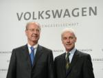 El president de Volkswagen, Matthias Müller, i el del consell de vigilància del grup, Hans Dieter Pötsch, aquest dijous a Wolfsburg, a Alemanya EFE