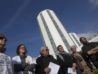 Els diputats Josep Manel Busqueta i Julià de Jòdar, a la dreta de la imatge, davant de l'Hospital Bellvitge per denunciar la gestió sanitària. efe