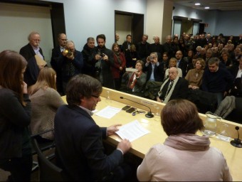 L'alcalde, Carles Puigdemont, i la famíia de De Puig, ahir a la Sala Miquel Diumé, durant la signatura de recepció de l'arxiu de Lluís Maria de Puig JOAN TRILLAS
