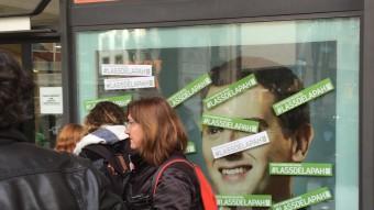 Els activistes de la PAH han omplert d'adhesius la façana de la seu de C's, aquest dilluns a Barcelona ACN