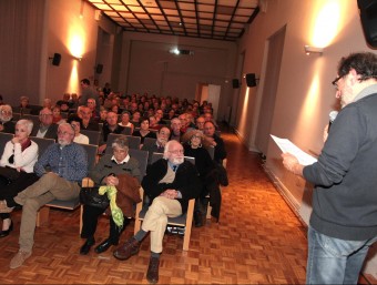 Una imatge de l'homenatge a Ernest Costa que es va fer a la Casa de Cultura, amb l'autor en primera fila. JOAN SABATER