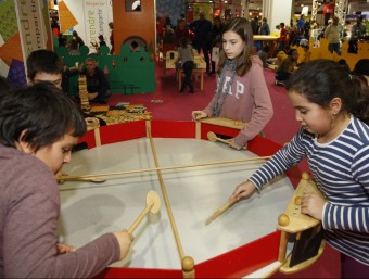 Quatre nens jugant en una de les activitats que es van organitzar en la darrera edició del Saló de la Infància ORIOL DURAN