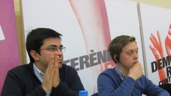 Owen Jones, a la dreta, acompanyat de Pisarello EUROPA PRESS