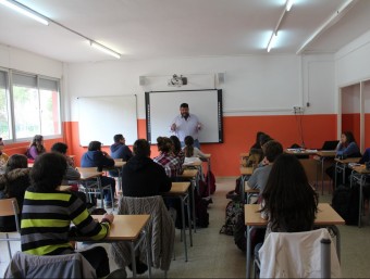 Alumnes de l'institut al taller literari amb Sebastià Bennasar. AJ. TIANA