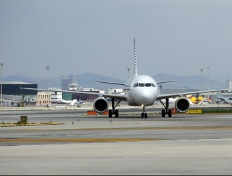 Un avió a l'Aeroport del Prat JUANMA RAMOS/ARXIU