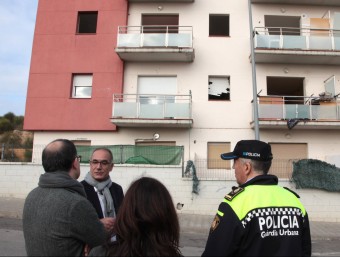  La façana del bloc del carrer Mandri, amb finestres tapiades, i brutícia.  JOAN SABATER