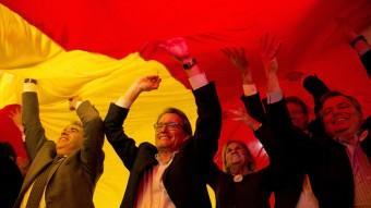Francesc Homs, Artur Mas, Núria de Gispert i Jordi Xuclà sota una senyera al final del míting de Democràcia i Llibertat ALBERT SALAMÉ