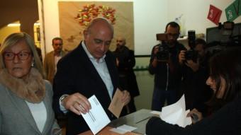El candidat del PP de Catalunya, Jorge Fernández Díaz, ha estat a punt d'equivocar-se d'urna a l'hora de dipositar-hi el vot ACN