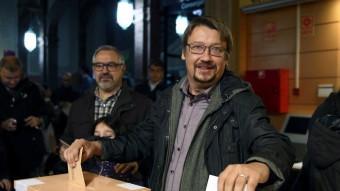 El candidat d'En Comú Podem, Xavier Domènech, al moment de votar a l'Escola Industrial de Barcelona EFE