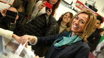 La candidata del PSC, Carme Chacón, votant al seu col·legi electoral, a Esplugues de Llobregat ACN