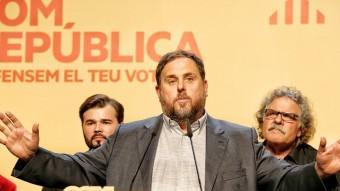 El president d'ERC, Oriol Junqueras, flanquejat per Joan Tardà i Gabriel Rufián ahir celebrant els nou diputats ANDREU PUIG