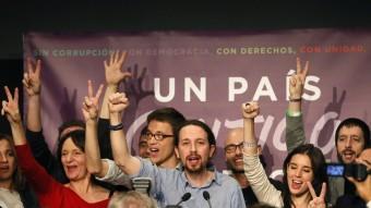 El líder de Podem, Pablo Iglesias, i la plana major de la formació, celebren els resultats electorals del 20-D EFE