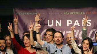 Pablo Iglesias, candidat de Podem –al centre–, ahir, al Teatre Goya de Madrid celebrant els bons resultats obtinguts per la seva formació en les eleccions generals JUANJO MARTIN / EFE