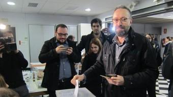 El candidat de Ciutadans a Barcelona,Juan Carlos Girauta, votant ahir al Centre Cívic Can Castelló de Barcelona. ACN