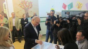 El candida del PP per Barcelona, Jorge Fernández Díaz, ahir, votant en les eleccions del 20-D EUROPA PRESS