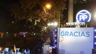 Seguidors del PP, aquesta nit a la seu central del partit, al carrer Génova de Madrid Reuters