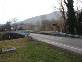 El pont on la Generalitat actuarà i on es pot veure la seva sinuositat i dimensions reduïdes de la carretera. J.C