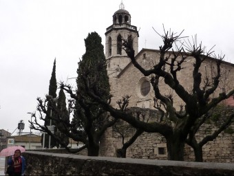 La façana de l'església del monestir, recinte d'origen medieval que el bisbat ha cedit durant 25 anys a l'Ajuntament de Banyoles. R. E