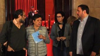 Antonio Baños (CUP), Gabriela Serra (CUP), Marta Rovira (JxSí) i Oriol Junqueras (JxSí), junts als passadissos del Parlament aquest dimarts al matí ACN