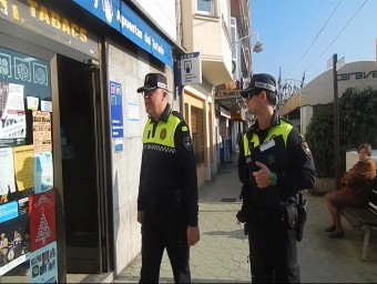 Agents de la Policia Local visiten un comerç de la localitat AJUNTAMENT DEL MASNOU