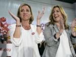 Susana Díaz, amb Carme Chacón durant un míting celebrat a Cornellà el 8 de desembre passat ALBERT SALAMÉ / ARXIU