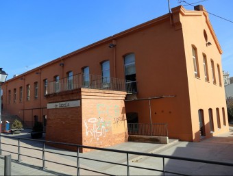 El Centre Cívic de “La Fàbrica de Cabrils” mostra part de l'herència industrial del municipi alhora que avui acull activitats per a tot tipus de públic i edat, així com la biblioteca QUIM PUIG
