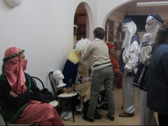 Alguns integrants de la cavalcada fent el darrers retocs de vestimenta i maquillatge abans d'iniciar el recorregut pel poble COMISSIÓ FESTES