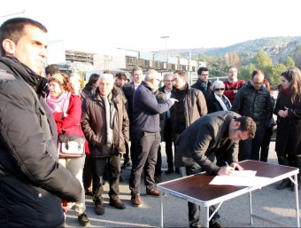 Els alcaldes del Bages van signar un per un el manifest ‘N'estem farts' ACN