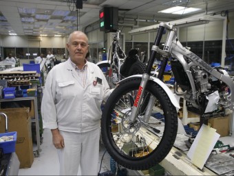 Gerard Bosch, director de Montesa Honda, al costat del model fabricat per al Japó.  ORIOL DURAN